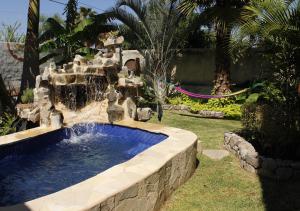 - une piscine avec une fontaine dans la cour dans l'établissement Mandala Thai, à Ajijic