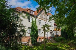 duży biały budynek z czerwonym dachem w obiekcie Sopotel w mieście Sopot