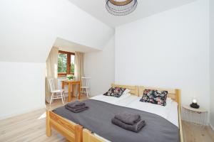 1 dormitorio con 1 cama y 1 mesa con sillas en Sopotel, en Sopot