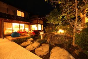 Garden sa labas ng Ichinomatsu Japanese Modern Hotel