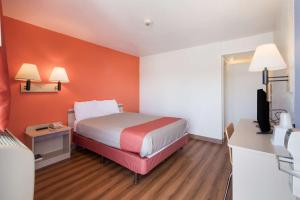 Postel nebo postele na pokoji v ubytování Motel 6-Moses Lake, WA