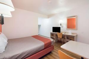 TV a/nebo společenská místnost v ubytování Motel 6-Moses Lake, WA