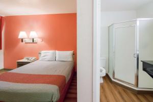 Postel nebo postele na pokoji v ubytování Motel 6-Moses Lake, WA