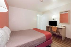 TV a/nebo společenská místnost v ubytování Motel 6-Moses Lake, WA