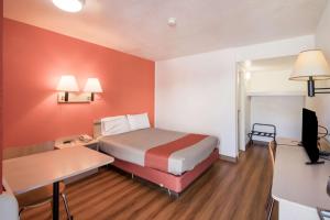 Postel nebo postele na pokoji v ubytování Motel 6-Moses Lake, WA