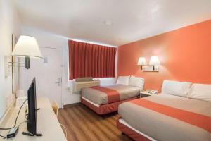 Postel nebo postele na pokoji v ubytování Motel 6-Moses Lake, WA