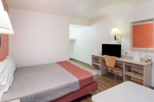 Postel nebo postele na pokoji v ubytování Motel 6-Moses Lake, WA