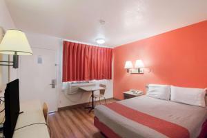 Postel nebo postele na pokoji v ubytování Motel 6-Moses Lake, WA