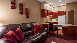 Best Western PLUS Hannaford Inn & Suites tesisinde bir oturma alanı