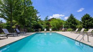 a swimming pool with chaise lounge chairs and a pool at Best Western PLUS Hannaford Inn & Suites in Cincinnati