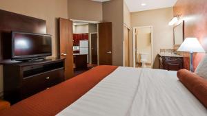 Giường trong phòng chung tại Best Western PLUS Hannaford Inn & Suites