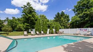 Der Swimmingpool an oder in der Nähe von Best Western PLUS Hannaford Inn & Suites