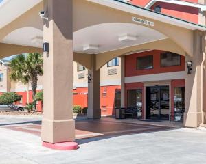 ヒューストンにあるEcono Lodge Inn & Suites East Houston I-10のアーケードのある建物の景色