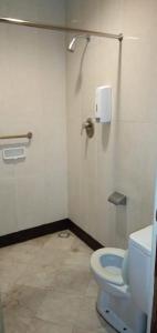 een badkamer met een toilet in een stal bij Hotel Baron Indah in Solo