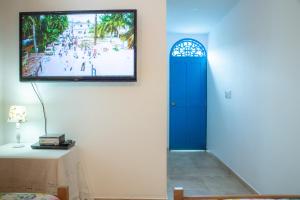 Un televizor și/sau centru de divertisment la Casa Caribe Colonial