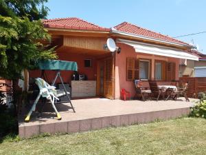 Casa con patio con mesa y sillas en Vitorlás Nyaralóház en Balatonmáriafürdő