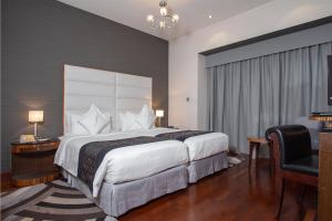 
سرير أو أسرّة في غرفة في سيتي بريميير للشقق الفندقية
