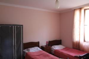 Rúm í herbergi á Mariana's Guest House