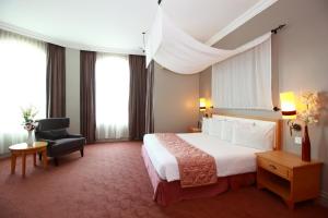 Postel nebo postele na pokoji v ubytování Grand Kampar Hotel