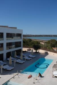 vista sulla piscina di un hotel di Sa Pedrera Suites & Spa a Es Pujols