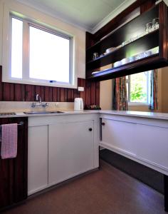 Kuchyň nebo kuchyňský kout v ubytování Greenacres Alpine Chalets & Villas