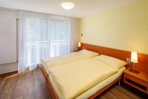 Postel nebo postele na pokoji v ubytování Hotel Klausenhof Flüeli