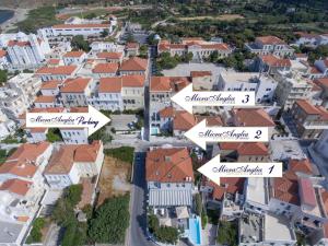 - une vue aride sur une ville avec des maisons dans l'établissement Micra Anglia Boutique Hotel & Spa, à Andros