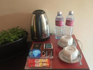 Příslušenství pro přípravu čaje a kávy v ubytování Organic Garden Resort Sigiriya