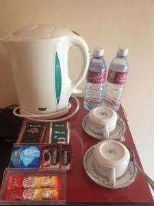 Příslušenství pro přípravu čaje a kávy v ubytování Organic Garden Resort Sigiriya