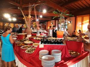 - une table sous forme de buffet avec des assiettes de nourriture et de nourriture dans l'établissement Residence I Tusci, à Puntone di Scarlino