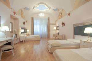 Postel nebo postele na pokoji v ubytování Little King Hotel U Malvaze