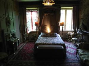 En eller flere senger på et rom på Manoir de la Dube