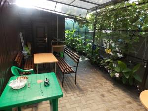 エイスクにあるGuest house Comilfo 2の緑のテーブルと椅子、植物のあるパティオ