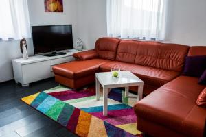 uma sala de estar com um sofá e uma mesa de centro em Chata Valca PATJA em Valca
