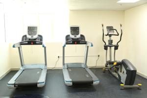 Fitness centrum a/nebo fitness zařízení v ubytování Uptown Hotel Apartment Fujairah By Gewan