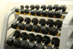 Fitness centrum a/nebo fitness zařízení v ubytování Uptown Hotel Apartment Fujairah By Gewan