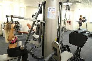 Fitness centrum a/nebo fitness zařízení v ubytování Uptown Hotel Apartment Fujairah By Gewan