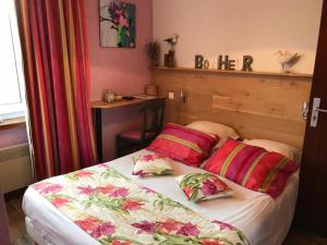 Voodi või voodid majutusasutuse Hôtel Beauséjour Erquy toas
