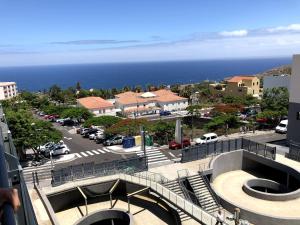 a view of a parking lot next to the ocean at Apartamento en la Magalona in Icod de los Vinos