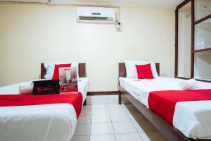 Postel nebo postele na pokoji v ubytování RedDoorz @Downtown Bacolod