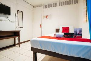 Postel nebo postele na pokoji v ubytování RedDoorz @Downtown Bacolod
