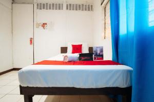 Postel nebo postele na pokoji v ubytování RedDoorz @Downtown Bacolod