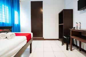 Postel nebo postele na pokoji v ubytování RedDoorz @Downtown Bacolod