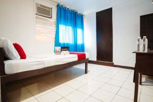 Postel nebo postele na pokoji v ubytování RedDoorz @Downtown Bacolod