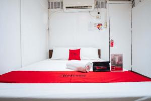 Postel nebo postele na pokoji v ubytování RedDoorz @Downtown Bacolod