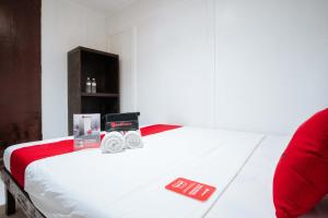 Postel nebo postele na pokoji v ubytování RedDoorz @Downtown Bacolod