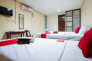 Postel nebo postele na pokoji v ubytování RedDoorz @Downtown Bacolod