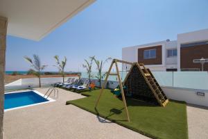 Piscina de la sau aproape de Villa Lynn Boutique Beachfront