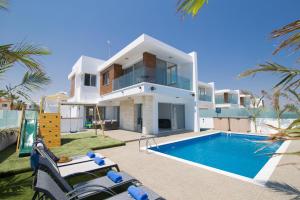 Piscina de la sau aproape de Villa Lynn Boutique Beachfront