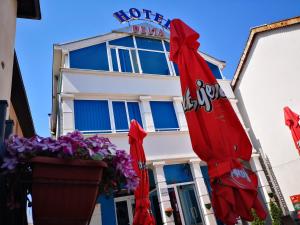un hotel con fiori di fronte a un edificio di Hotel Delta a Pljevlja